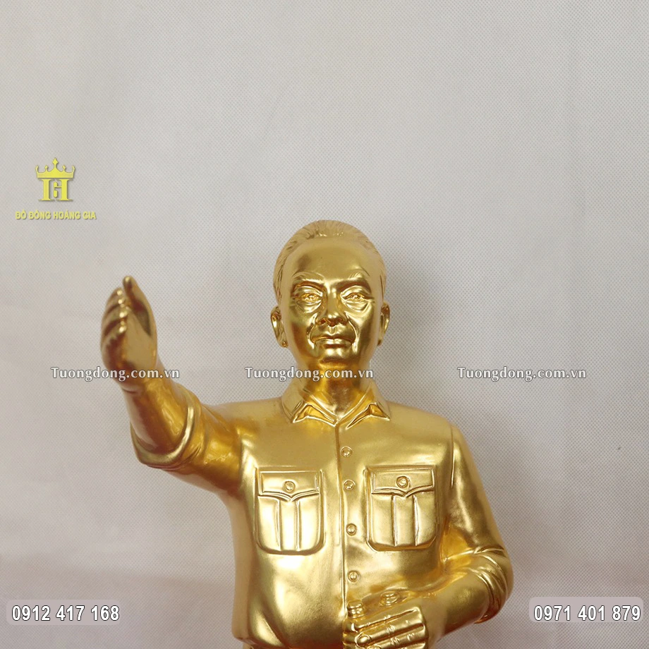 Gương mặt uy nghiêm của Bác Giáp được chạm khắc sắc nét